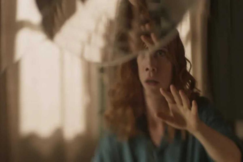 irma (camila morgado) assustada com espelho quebrado em pantanal