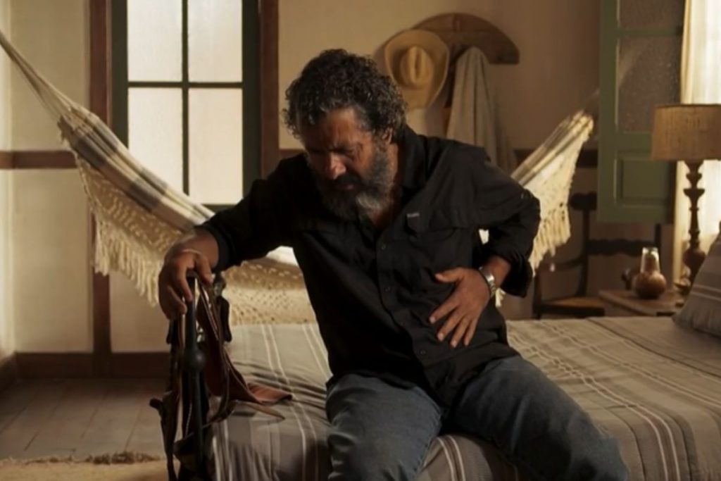 José Leôncio (Marcos Palmeira) passa mal sozinho, em cena de Pantanal
