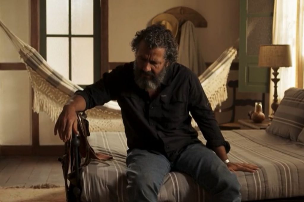 José Leôncio (Marcos Palmeira) passa mal em sua cama, em cena de Pantanal
