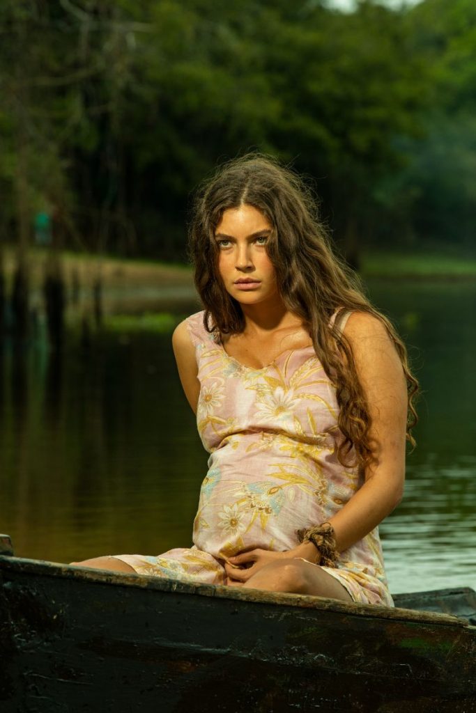 Juma (Alanis Guillen) dentro da canoa, antes de dar à luz, em Pantanal