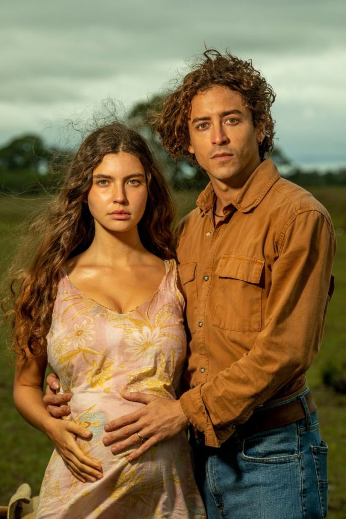 Juma (Alanis Guillen) e Jove (Jesuíta Barbosa), segurando a barriga de grávida da amada em Pantanal