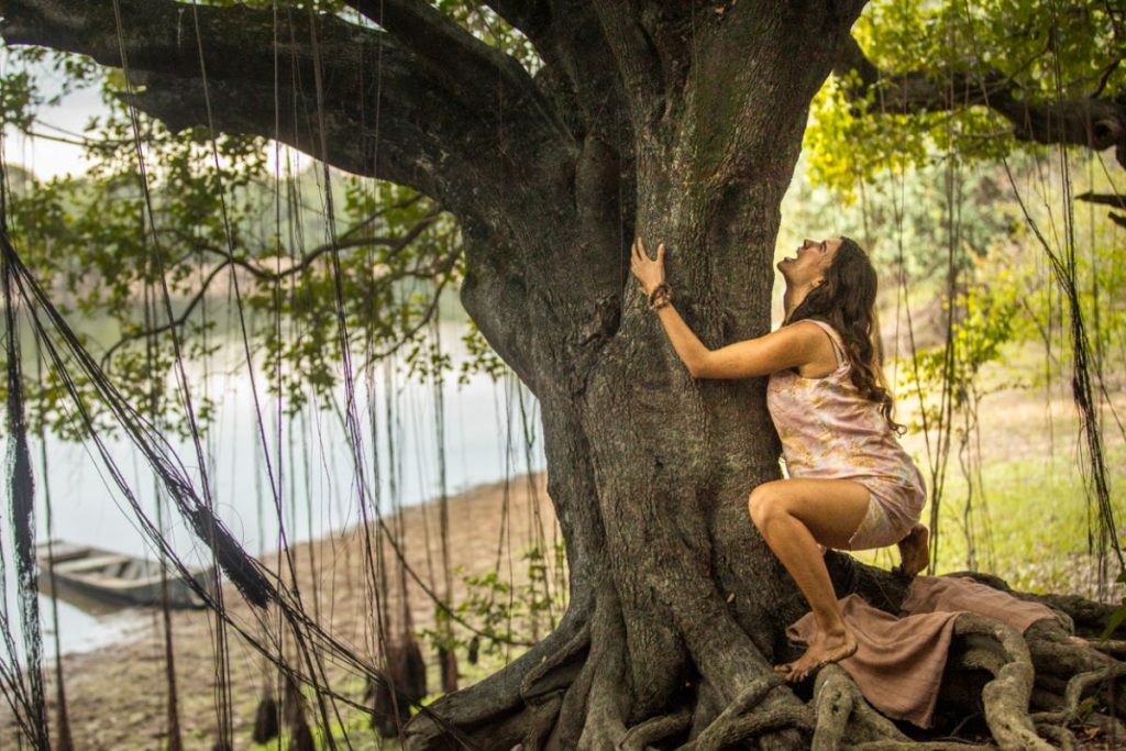 Juma (Alanis Guillen) se agarra na árvore para dar à luz a filha, em Pantanal