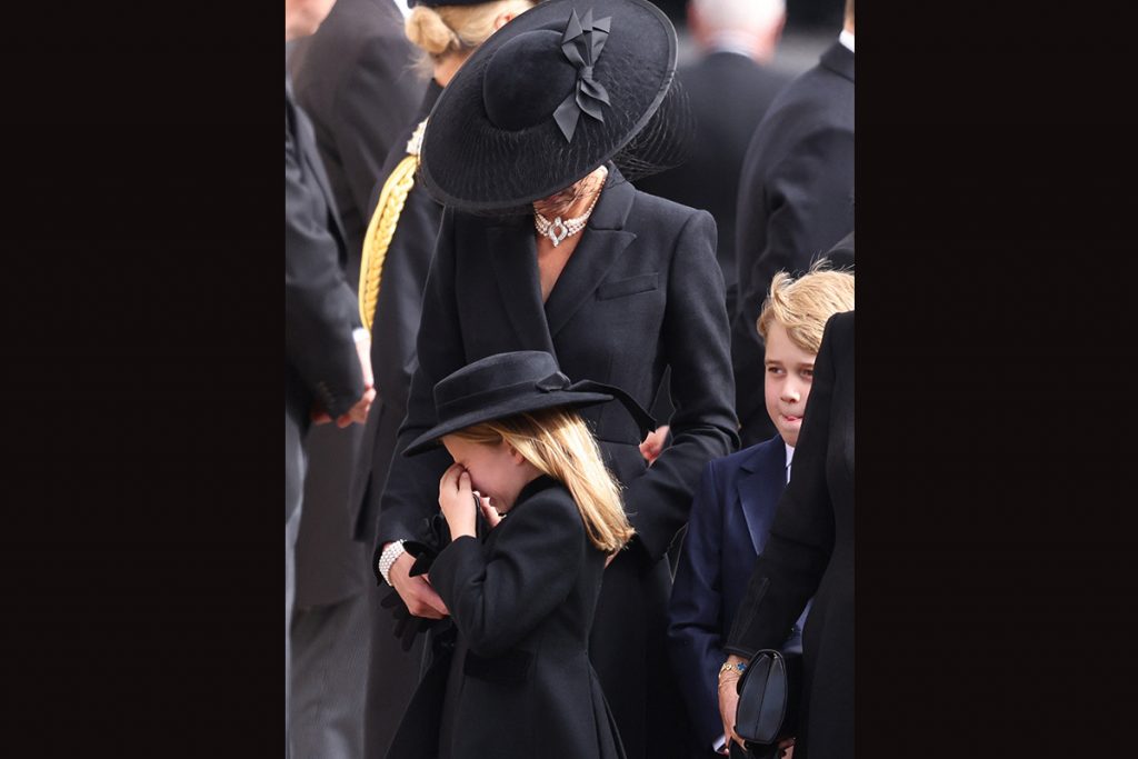 Princesa Charlotte é consolada por Kate Middleton durante funeral da Rainha Elizabeth