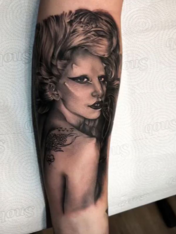 Braço de Gloria Groove tatuado com o rosto de Lady Gaga