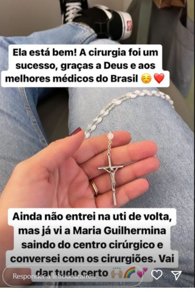 Letícia Cazarré mostra o terço de orações, após terceira cirurgia da filha