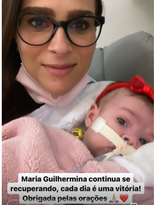 Letícia Cazarré com a filha no colo, no hospital