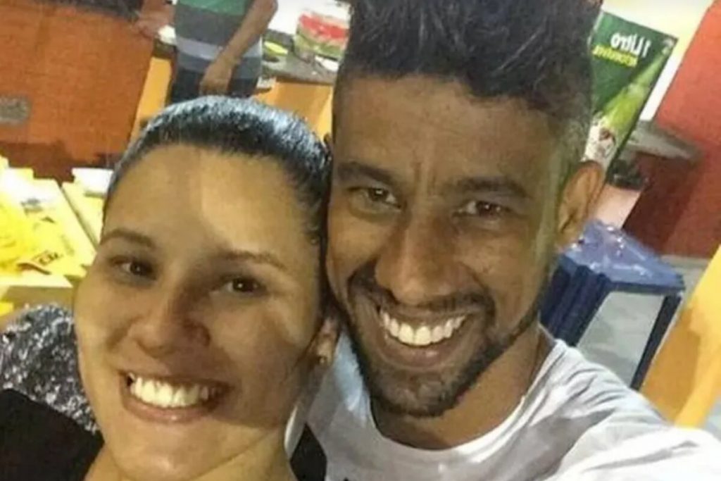 Lilia e Leo Moura, abraçados, sorrindo, imagem de close