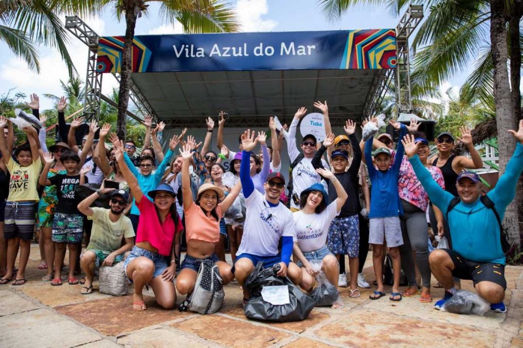 Lívian Aragão em ação do Dia Mundial da Limpeza no Beach Park