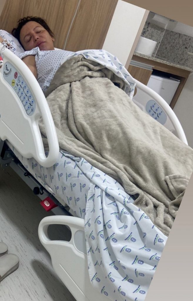 Luisa Marilac deitada na cama do hospital