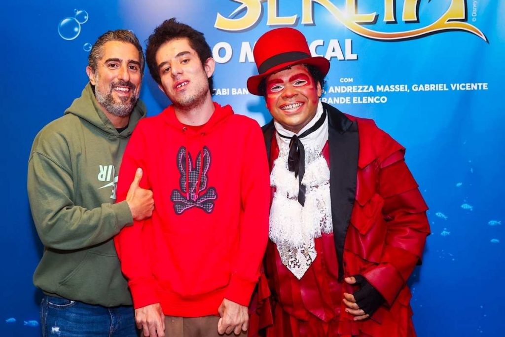 Marcos Mion e Romeu posando para foto com Robson Nunes nos bastidores do musical "A Pequena Sereia", em São Paulo