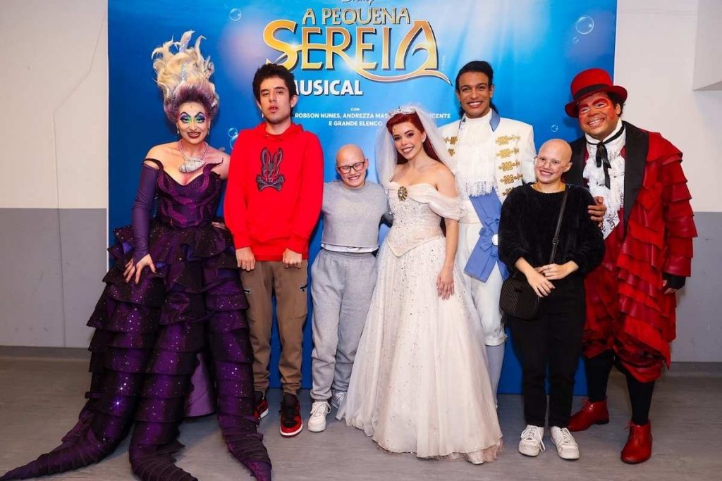 Romeu, filho de Marcos Mion, posa para foto com elenco do musical "A Pequena Sereia"