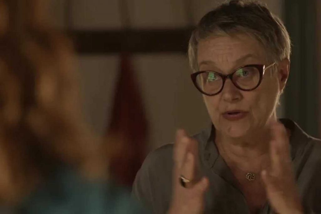 mariana (selma egrei) conversando com irma (camila morgado) em pantanal