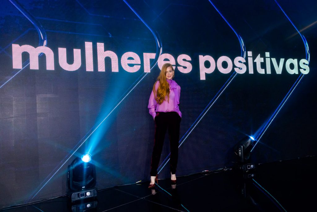 Marina optou por um look elegante, mas sem perder a sensualidade