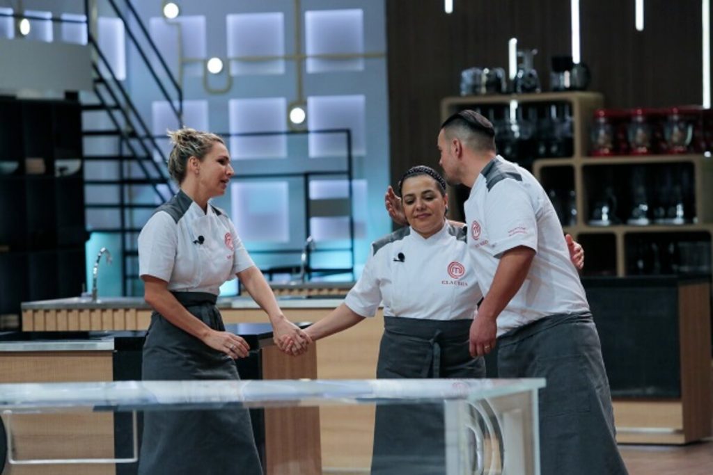 Thyago e Marília cumprimentando Claudia