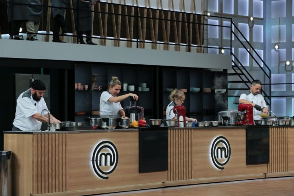 Participantes cozinhando