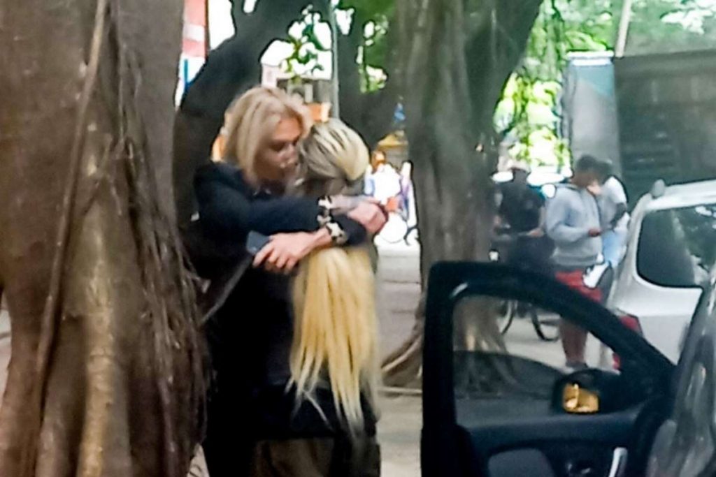 Monique Evans e Cacá Werneck se beijam nas ruas do Rio de Janeiro