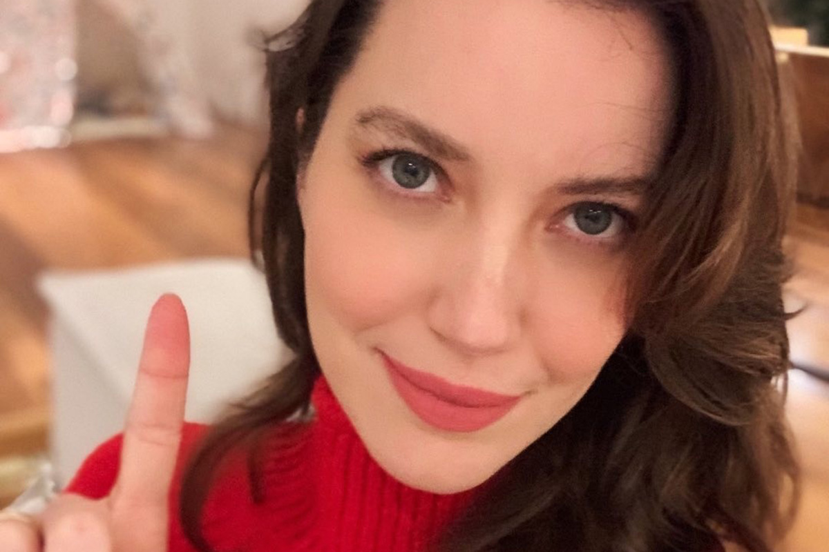 Nathalia Dill posa de vermelho e revela voto em Lula