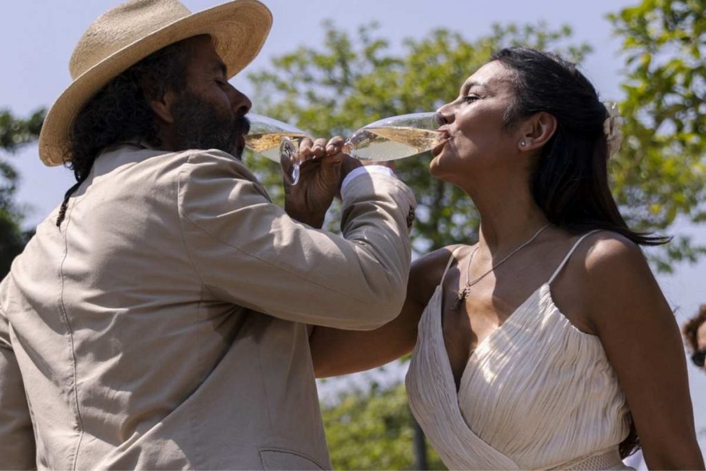 Filó e Zé Leôncio se beijam apaixonados no dia de seu casamento