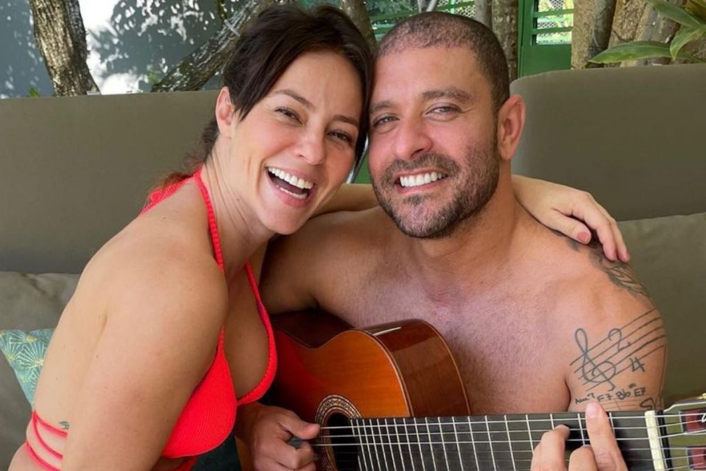 paolla oliveira posando abraçada e sorridente com diogo nogueira