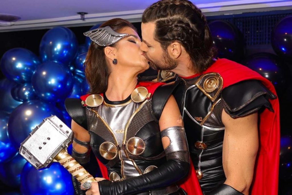 Paula Fernandes e o namorado na festa de aniversário de 38 anos da cantora