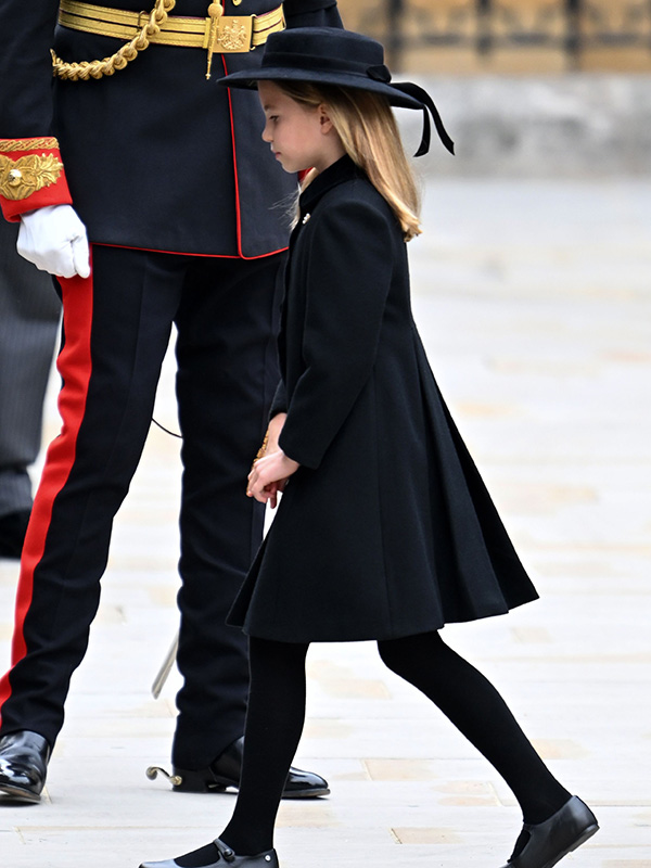 Princesa Charlotte comparece ao funeral da bisavó