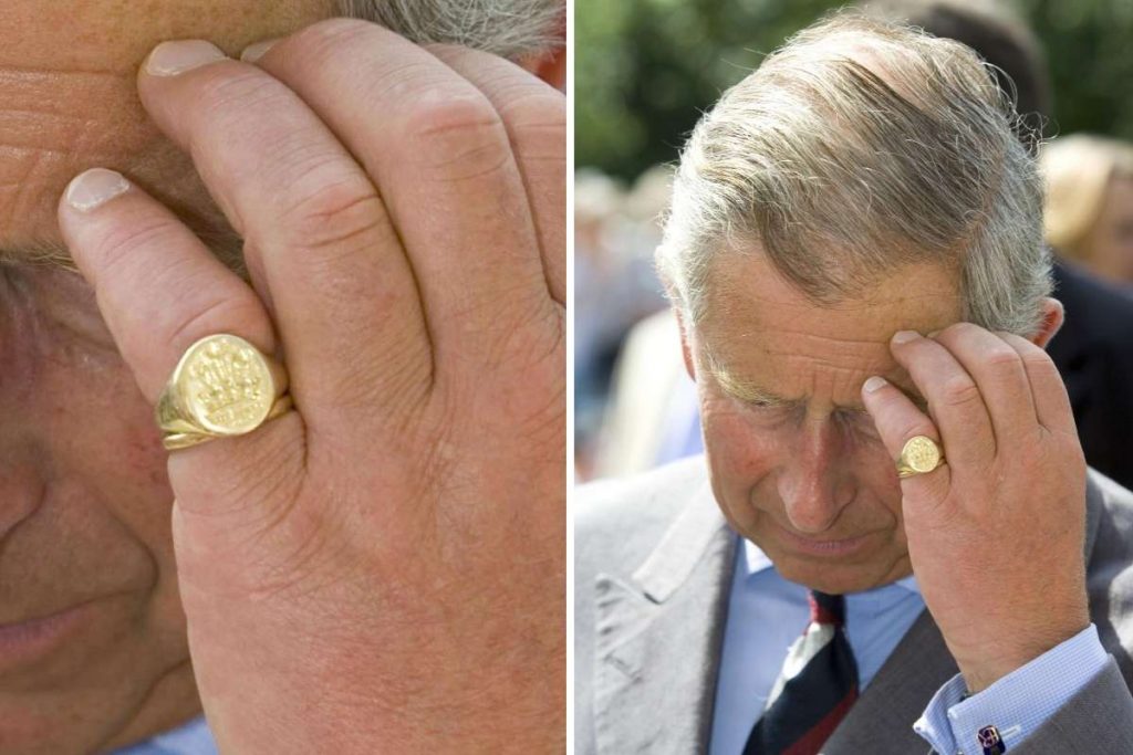 Príncipe Charles e seu anel no dedo mindinho 