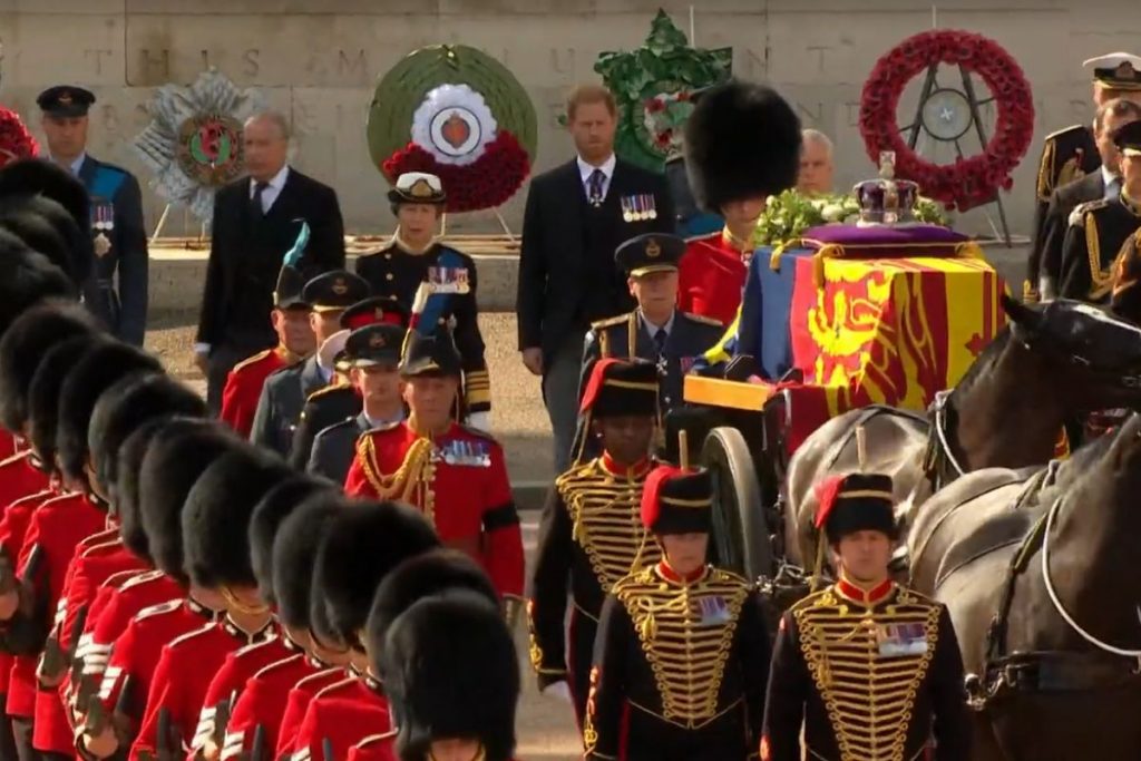 Príncipe Harry e filha da Rainha, Princesa Anne, acompanhando o cortejo