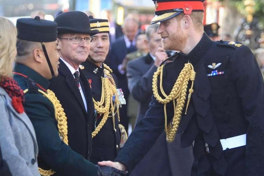 Príncipe Harry usando uniforme militar