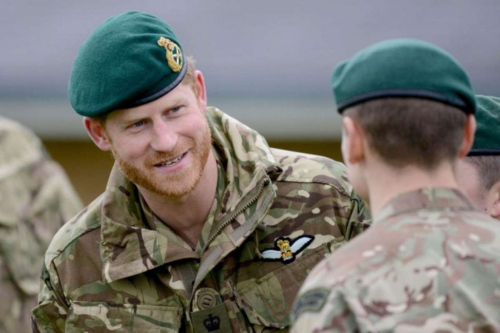 Príncipe Harry usando uniforme do exército.