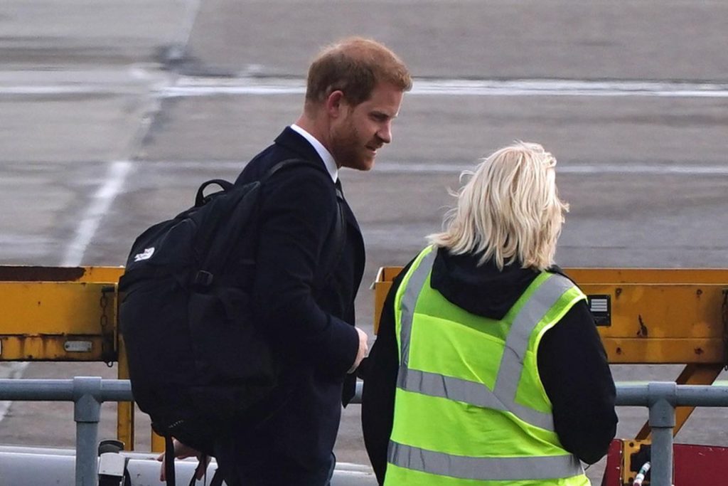 Príncipe Harry avistado em aeroporto