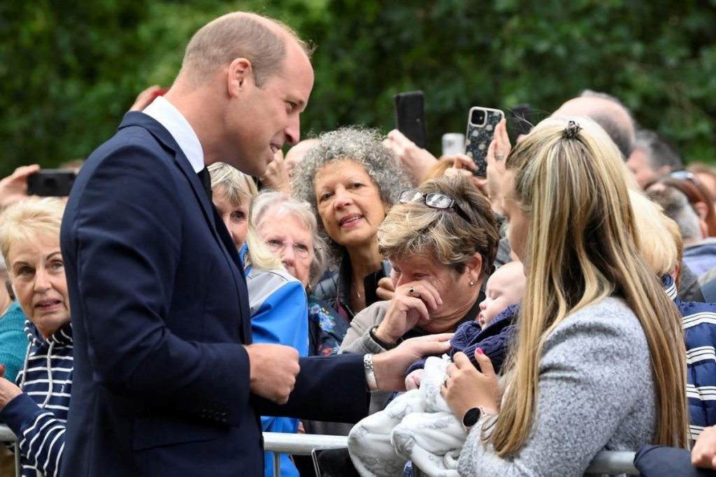 William conversa com o público aglomerado para homenagear a rainha Elizabeth II