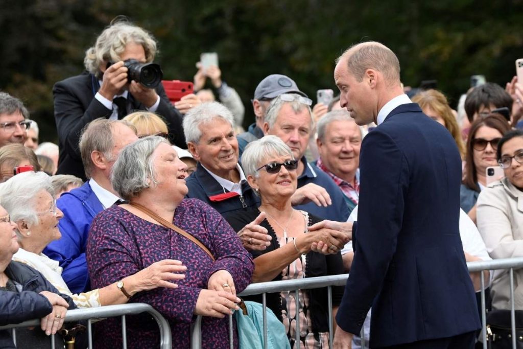 William conversa com o público aglomerado para homenagear a rainha Elizabeth II 