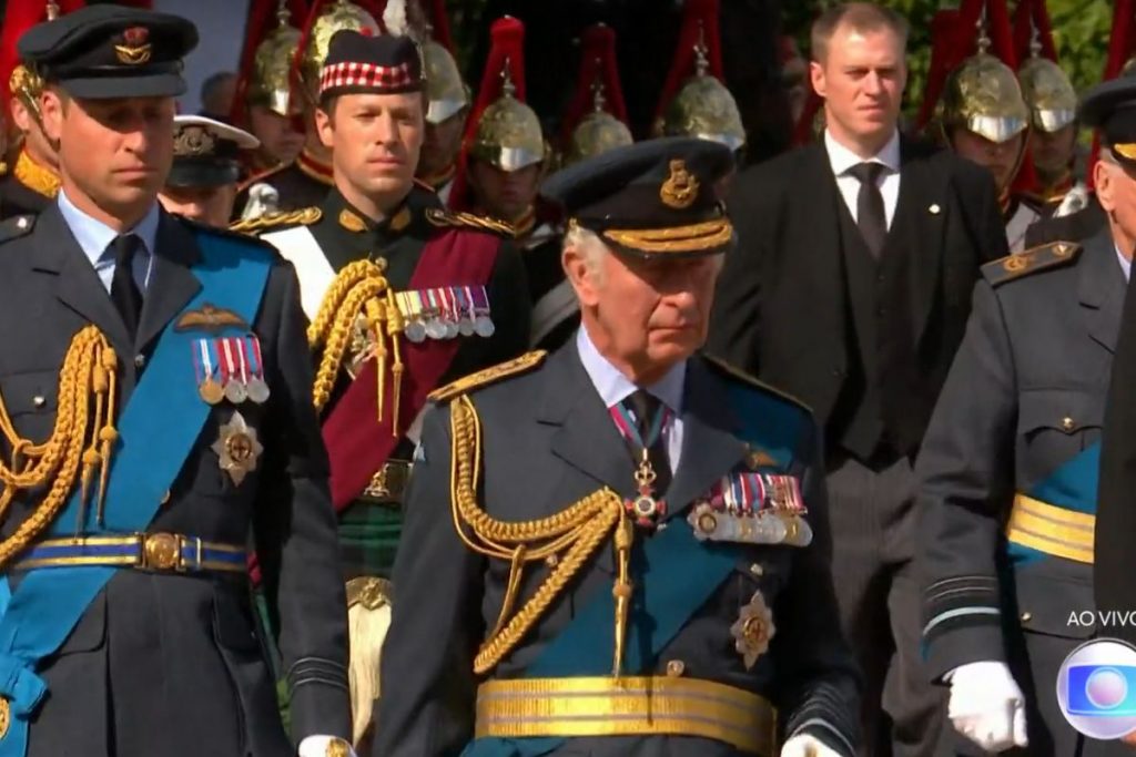 Príncipe William e o pai, Rei Charles III, liderando o cortejo do corpo da Rainha