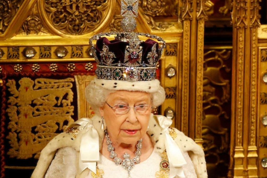 Rainha Elizabeth II com a coroa