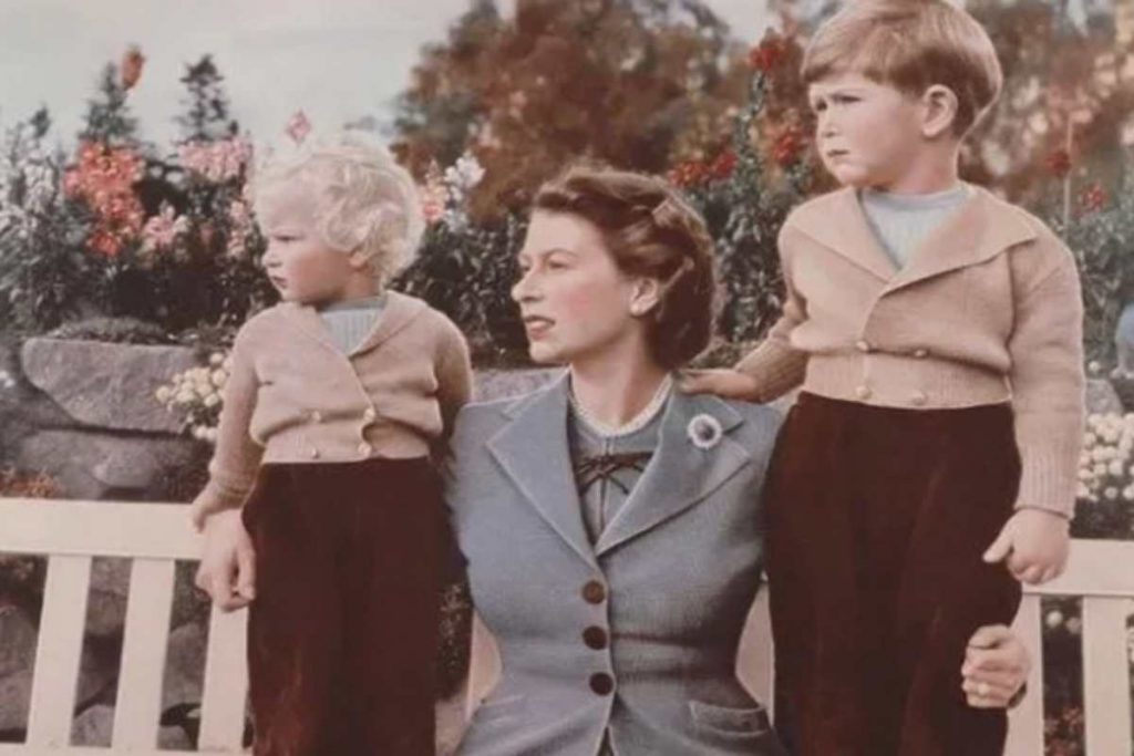 Rainha Elizabeth II com os filhos Anne e Charles