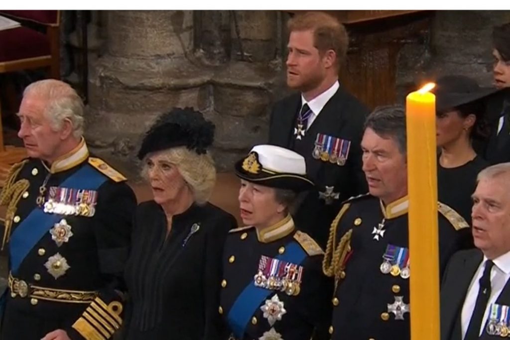 Rei Charles III, Camila Parker, Harry e Princesa Anne no funeral da Rainha Elizabeth II
