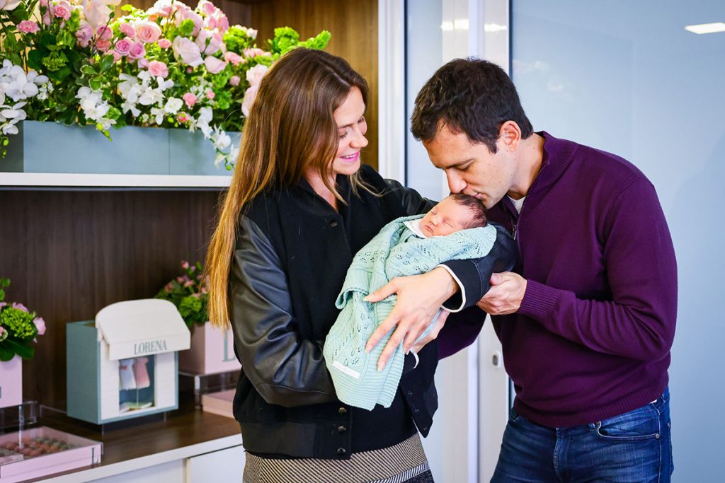 Renata Kuerten e Beto Senna deixaram a maternidade com a pequena Lorena nos braços
