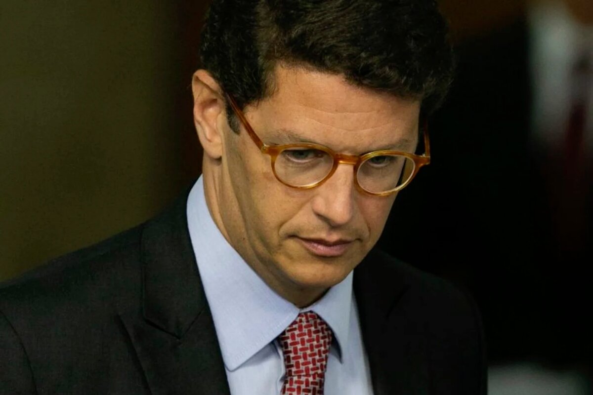 Ex-ministro Ricardo Sales, de terno e gravata, óculos, de cabeça baixa