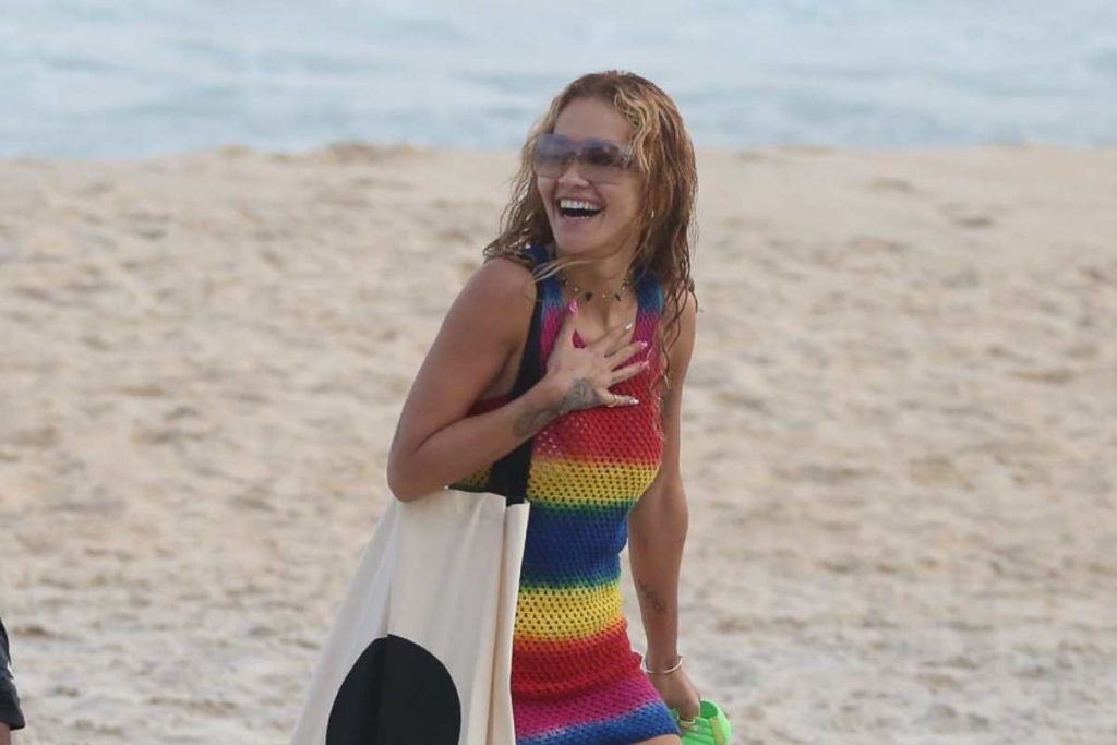 Rita Ora curte dia de praia no Rio de Janeiro