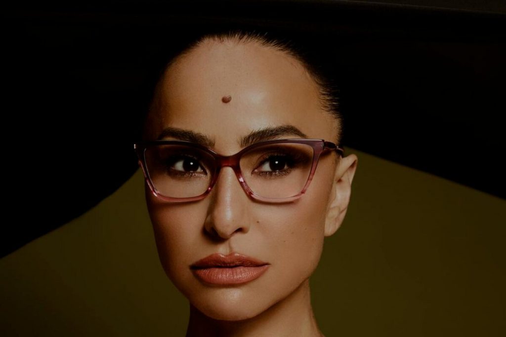 Sabrina Sato de óculos, séria, close