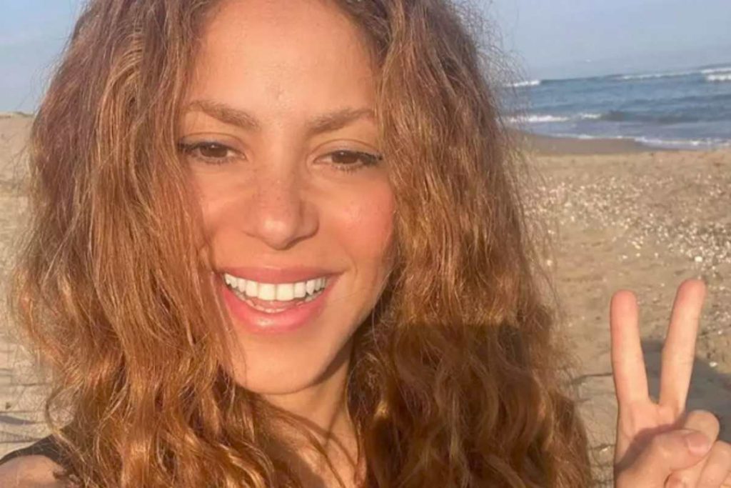 Shakira na praia, sorrindo