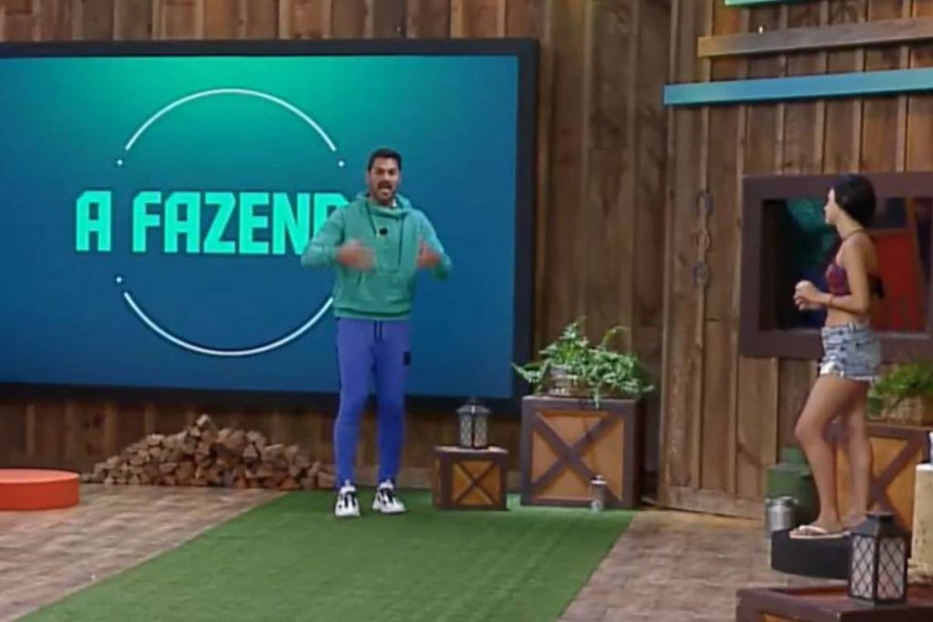 Shayan com calça colada durante dinâmica