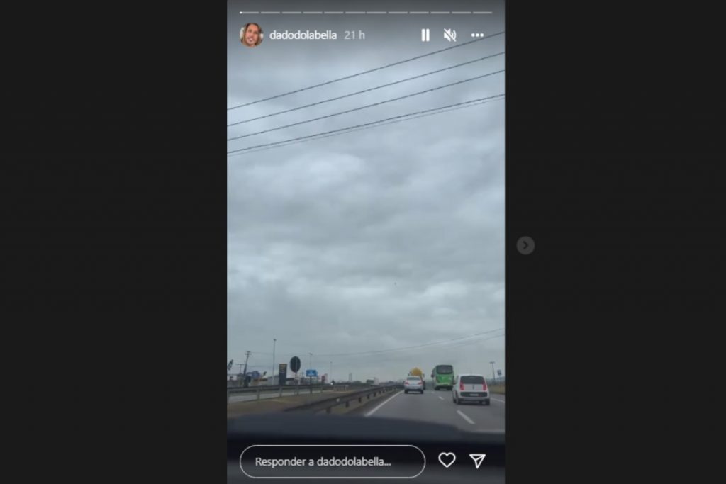 Stories do Instagram de Dado Dolabella no banco do carona em viagem de carro
