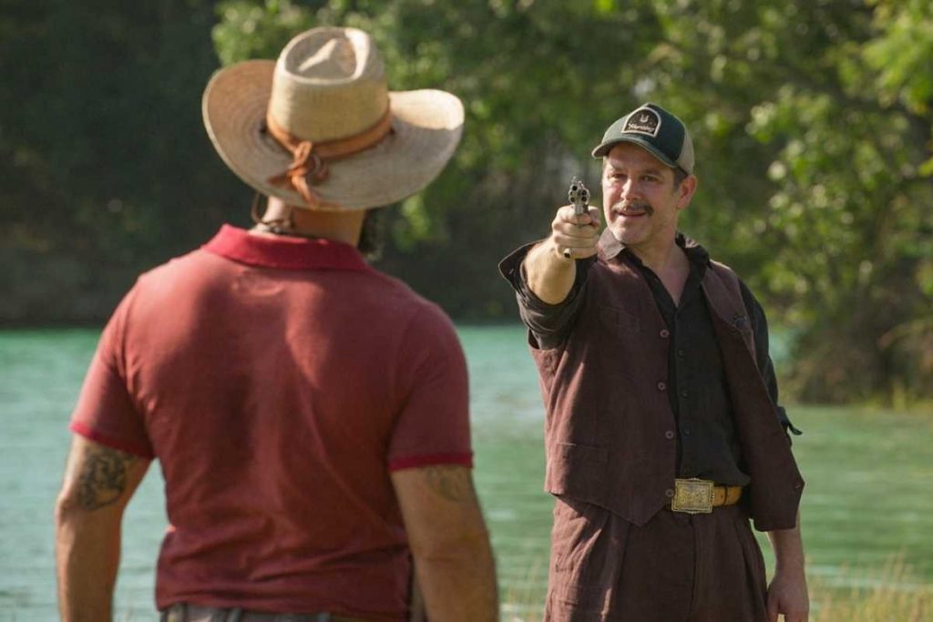 tenório (murilo benicio) ameaçando atirar em alcides (juliano cazarré) em pantanal