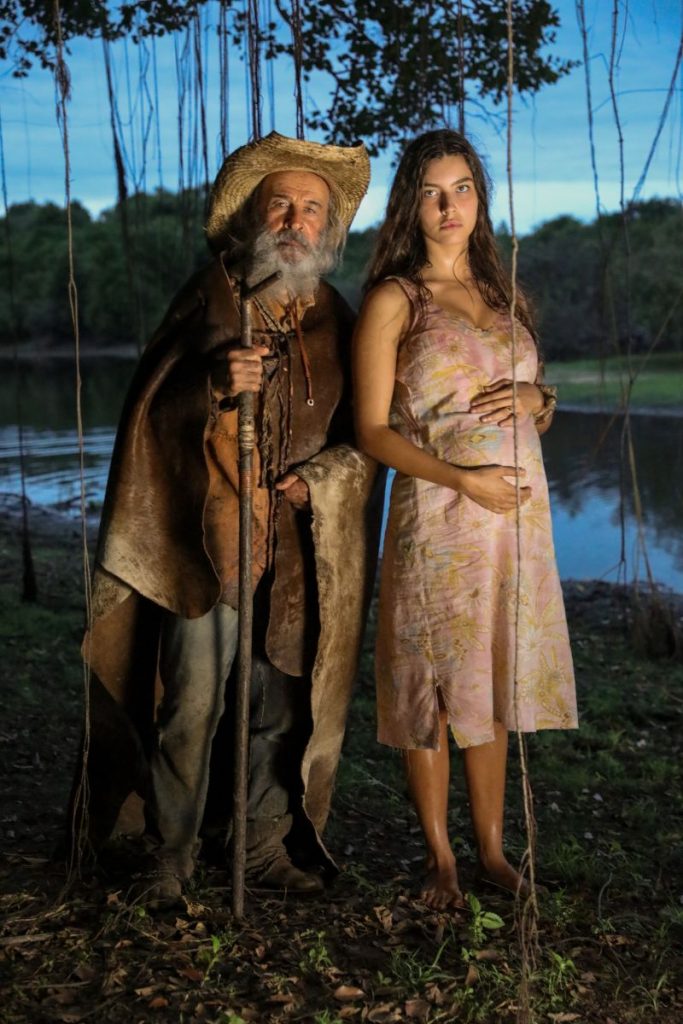 Velho do Rio (Osmar Prado) e Juma (Alanis Guillen) perto de acontecer o parto, em Pantanal