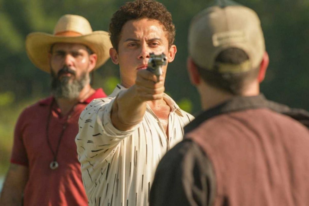 zaquieu (silvero pereira) ameaçando atirar em tenório (murilo benicio) em pantanal