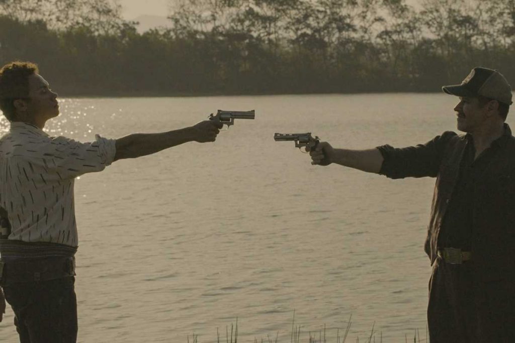 tenório (murilo benicio) e zaquieu (silvero pereira) ameaçando atirar um no outro em pantanal