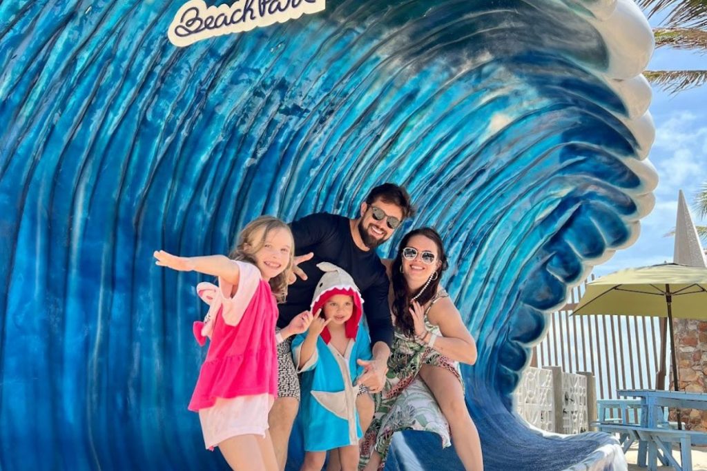 Rafael Cardoso e família no Beach Park