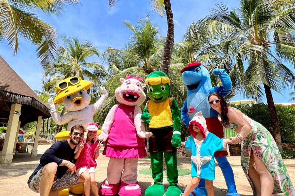 Família de Rafael e personagens do Beach Park