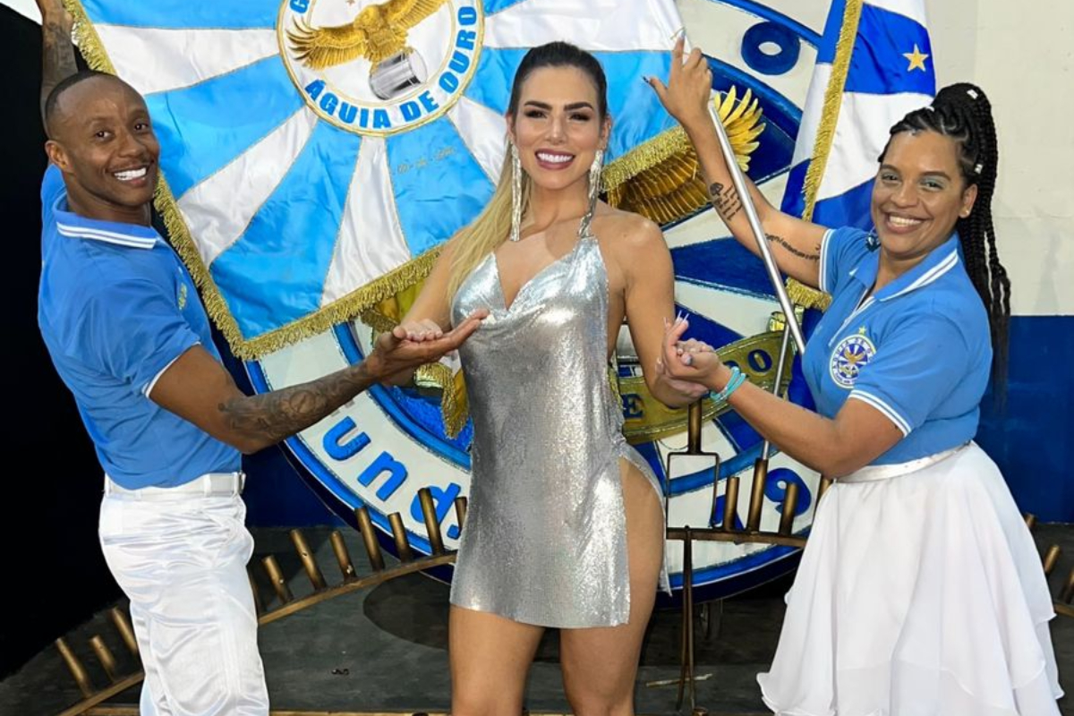 Erika Schneider usa vestido ousado em 1º ensaio geral da Águia de Ouro